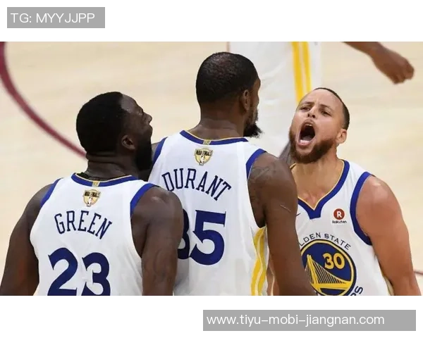 库里分享11张圣诞大战回忆照克莱一哥保罗同框老詹三度现身引热议 库里分享11张圣诞大战回忆照克莱一哥保罗同框老詹三度现身引热议